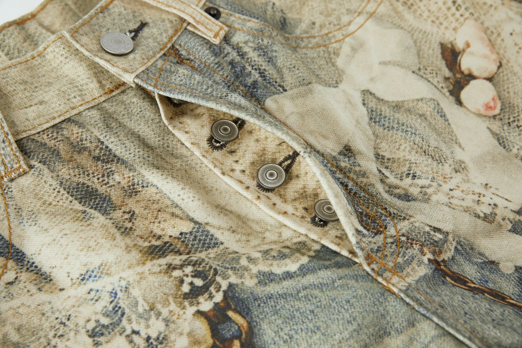 AC trompe l'oeil print Series denim trousers. Fabric: Made of 12 oz. 10*7 twill denim pure cotton. Accessories: Buttons are made of electroplated distressed hardware buttons. Technology: Printing adopts 3D direct injection technology, with multiple color combinations to highly restore the original 1:1 effect. Technique: Mud dyeing and frying, 20 pieces per vat customized with same color distressing process. Techniques: Garment washing, frying, fixing the pattern, fixing the color to add hand feel, etc... This style of jeans adopts a loose fit, with a mid-low waist and loose wide legs. Crafted from cotton Canvas with a soft, textured finish, it features a seasonal keychain trompe l'oeil print and lace details. Loose fit, medium/low waist design, loose wide legs, seasonal trompe l'oeil print. Accessories: Customized 1:1 washed trademark. Accessories: Customized 1:1 electroplated buttons. Craftsmanship: Customized 1:1 illusion print. Size: S-M-L-XL. Color: washed gray. Style number: 8886601.